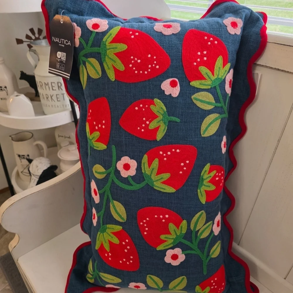 Nautica Home Indoor/ Outdoor Decorative Pillow Strawberry Scalloped Edge NWT.